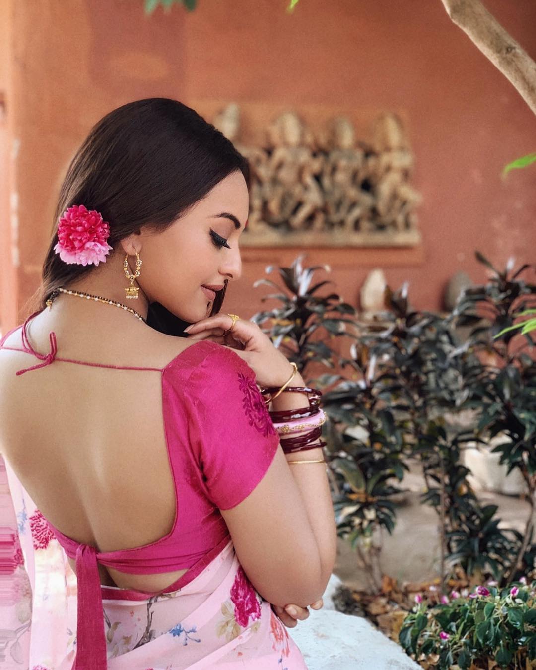 सोनाक्षी सिन्हाची मुख्य भूमिका असलेला ‘दबंग 3’ येत्या डिसेंबरमध्ये प्रेक्षकांच्या भेटीला येत आहे. काही दिवसांपूर्वीच या सिनेमातील सोनाक्षीचा लुक रिलीज करण्यात आला. सोनाक्षी सिन्हाची मुख्य भूमिका असलेला ‘दबंग 3’ येत्या डिसेंबरमध्ये प्रेक्षकांच्या भेटीला येत आहे. काही दिवसांपूर्वीच या सिनेमातील सोनाक्षीचा लुक रिलीज करण्यात आला.