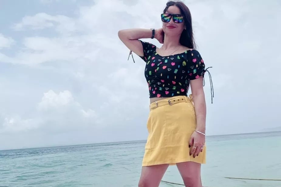 रिना द्विवेदी असं या महिल्या अधिकाऱ्याचं नाव असून सोशल मीडियावर त्यांचे लाखो फॉलोअर्स आहेत. त्यांना भोजपुरी चित्रपटाच्या ऑफर्स देखील आल्या होत्या. रिना द्विवेदी असं या महिल्या अधिकाऱ्याचं नाव असून सोशल मीडियावर त्यांचे लाखो फॉलोअर्स आहेत. त्यांना भोजपुरी चित्रपटाच्या ऑफर्स देखील आल्या होत्या.