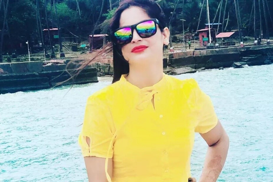 पिवळ्या साडीतील पोलिंग ऑफिसर रिना द्विवेदी यांनी शेअर केलेले आहे अंदमान निकोबार बेटावरील आहेत. पिवळ्या साडीतील पोलिंग ऑफिसर रिना द्विवेदी यांनी शेअर केलेले आहे अंदमान निकोबार बेटावरील आहेत.