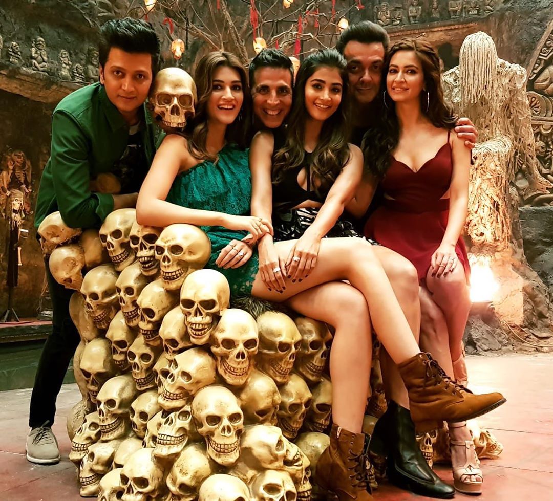 यावर्षी त्याचे 4 सिनेमा रिलीज होत आहेत. यापैकी केसरी आणि मिशन मंगल हे 2 सिनेमे रिलीज झाले असून त्याचा बहुचर्चित सिनेमा 'हाउसफुल 4' सुद्धा लवकरच प्रेक्षकांच्या भेटीला येणार आहे. यावर्षी त्याचे 4 सिनेमा रिलीज होत आहेत. यापैकी केसरी आणि मिशन मंगल हे 2 सिनेमे रिलीज झाले असून त्याचा बहुचर्चित सिनेमा 'हाउसफुल 4' सुद्धा लवकरच प्रेक्षकांच्या भेटीला येणार आहे.