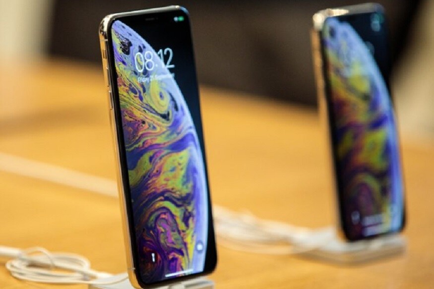 एक लाख 14 हजार रुपये किंमतीचा iPhone XS 256GB आता एक लाख 3 हजार रुपयांत मिळत आहे. तर iPhone XS 64GB 89,900 रुपयांत मिळतो. एक लाख 14 हजार रुपये किंमतीचा iPhone XS 256GB आता एक लाख 3 हजार रुपयांत मिळत आहे. तर iPhone XS 64GB 89,900 रुपयांत मिळतो.