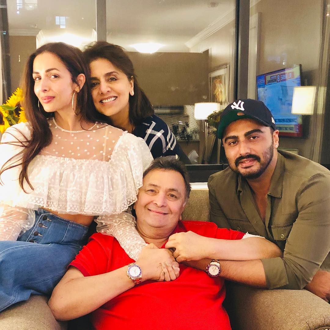 अखेर वर्षभराने ते आता भारतात परतत आहेत. एकीकडे ऋषी त्यांच्या आजारावर उपचार घेत होते तर मुंबईत त्यांच्या आईचं कृष्णा राज कपूर यांचं 1 ऑक्टोबरला निधन झालं. आईच्या अंत्यसंस्कारालाही ते उपस्थित राहू शकले नव्हते. अखेर वर्षभराने ते आता भारतात परतत आहेत. एकीकडे ऋषी त्यांच्या आजारावर उपचार घेत होते तर मुंबईत त्यांच्या आईचं कृष्णा राज कपूर यांचं 1 ऑक्टोबरला निधन झालं. आईच्या अंत्यसंस्कारालाही ते उपस्थित राहू शकले नव्हते.