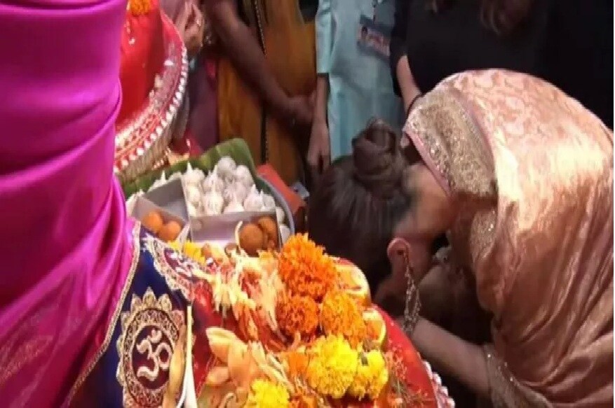 या आधीही लग्नानंतर दीपिका आणि रणवीरनं नव्या आयुष्याची सुरुवात करण्याआधी मुंबईतील सिद्धीविनायक मंदिरात जाऊन बाप्पाचं दर्शन घेतलं होतं. या आधीही लग्नानंतर दीपिका आणि रणवीरनं नव्या आयुष्याची सुरुवात करण्याआधी मुंबईतील सिद्धीविनायक मंदिरात जाऊन बाप्पाचं दर्शन घेतलं होतं.