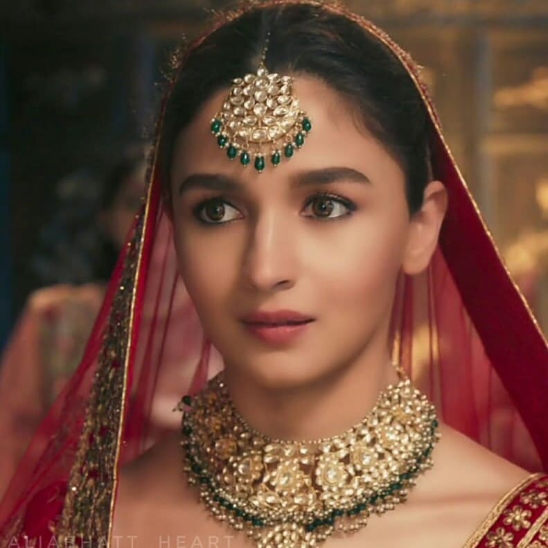 आलिया आणि रणबीर यांनी लग्नाच्या चर्चा फक्त अफवा असून आम्ही सध्या तरी लग्नाच्या विचारात नाही असं सांगितलं असलं तरीही नुकतेच आलियाचे ब्रायडल लुकमधील फोटो सोशल मीडियावर व्हायरल झाले आहेत. ज्यामुळे त्यांच्या लग्नाच्या चर्चा पुन्हा एकदा सुरू झाल्या आहेत. (फोटो- इन्स्टाग्राम) आलिया आणि रणबीर यांनी लग्नाच्या चर्चा फक्त अफवा असून आम्ही सध्या तरी लग्नाच्या विचारात नाही असं सांगितलं असलं तरीही नुकतेच आलियाचे ब्रायडल लुकमधील फोटो सोशल मीडियावर व्हायरल झाले आहेत. ज्यामुळे त्यांच्या लग्नाच्या चर्चा पुन्हा एकदा सुरू झाल्या आहेत. (फोटो- इन्स्टाग्राम)