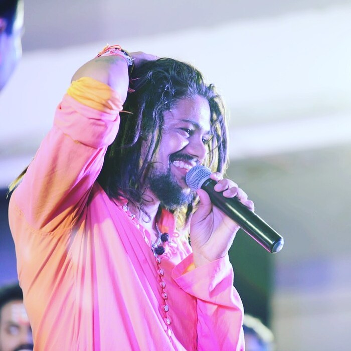या सिनेमातून हंसराजनं बॉलिवूडमध्ये पदार्पण केलं. मात्र त्याला ही संधी एवढ्या सहजा सहजी मिळालेली नाही. त्याआधी त्यानं बराच संघर्ष केला आहे. 