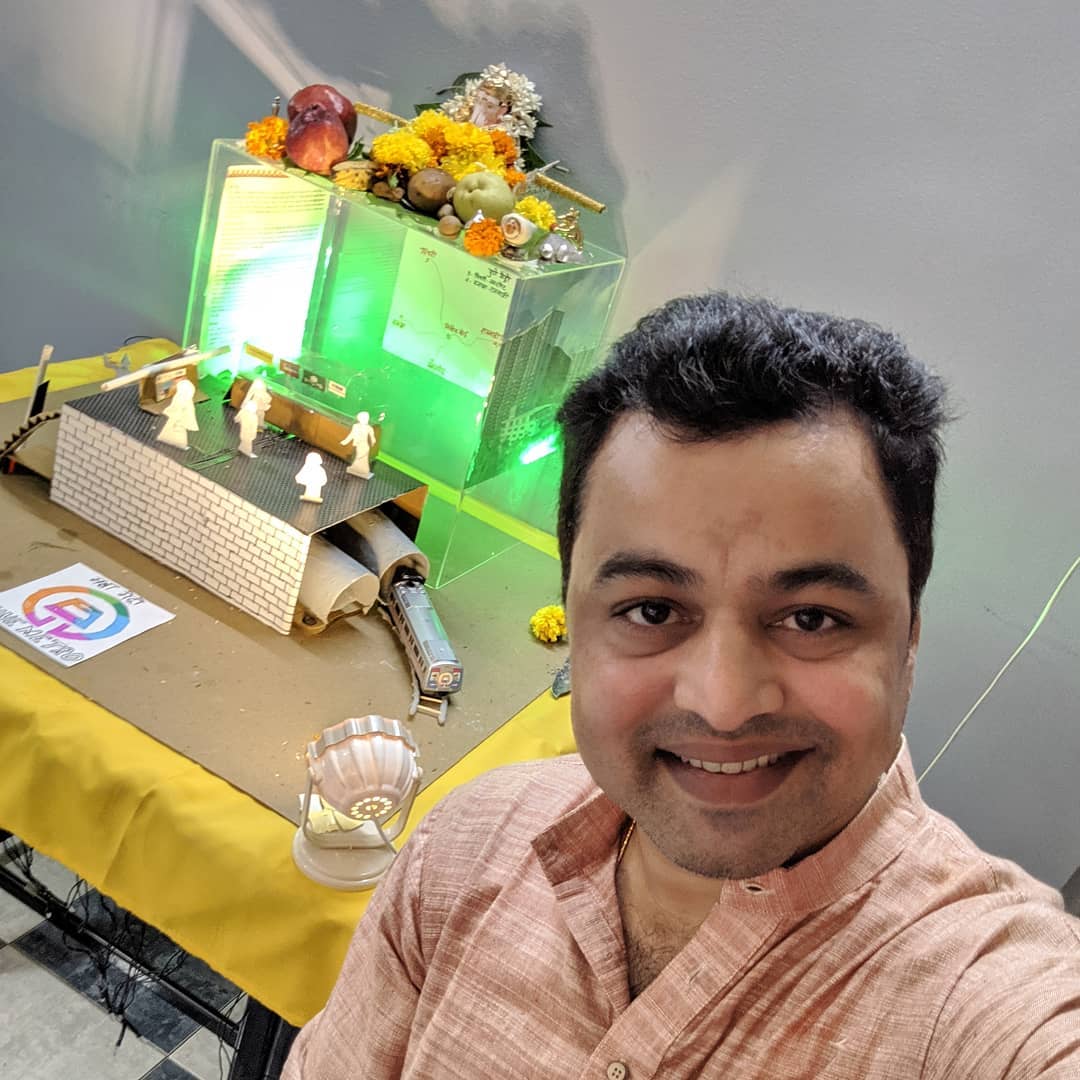 मराठीतील सर्वांचा लाडका अभिनेता सुबोध भावेचा बाप्पा. यावर्षी सुबोधनं पुणे मेट्रोचा देखावा साकारला होता. सुबोध हा फोटो त्याच्या इन्स्टाग्रामवर शेअर केला. या फोटोला त्यानं, 'गणपती बाप्पा मोरया. गणेशोत्सवाच्या सर्वांना शुभेच्छा. बाप्पा सर्वांना उत्तम,निरोगी आणि आनंदी आयुष्य देवो... या वर्षी आमचा पुणे मेट्रोचा देखावा. विकास नक्कीच झाला पाहिजे,पण निसर्गाचा मान ठेऊन,त्याचं रक्षण करून. तो टिकला तर आपण टिकणार आहोत. मोरया...' असं कॅप्शन दिलं. मराठीतील सर्वांचा लाडका अभिनेता सुबोध भावेचा बाप्पा. यावर्षी सुबोधनं पुणे मेट्रोचा देखावा साकारला होता. सुबोध हा फोटो त्याच्या इन्स्टाग्रामवर शेअर केला. या फोटोला त्यानं, 'गणपती बाप्पा मोरया. गणेशोत्सवाच्या सर्वांना शुभेच्छा. बाप्पा सर्वांना उत्तम,निरोगी आणि आनंदी आयुष्य देवो... या वर्षी आमचा पुणे मेट्रोचा देखावा. विकास नक्कीच झाला पाहिजे,पण निसर्गाचा मान ठेऊन,त्याचं रक्षण करून. तो टिकला तर आपण टिकणार आहोत. मोरया...' असं कॅप्शन दिलं.