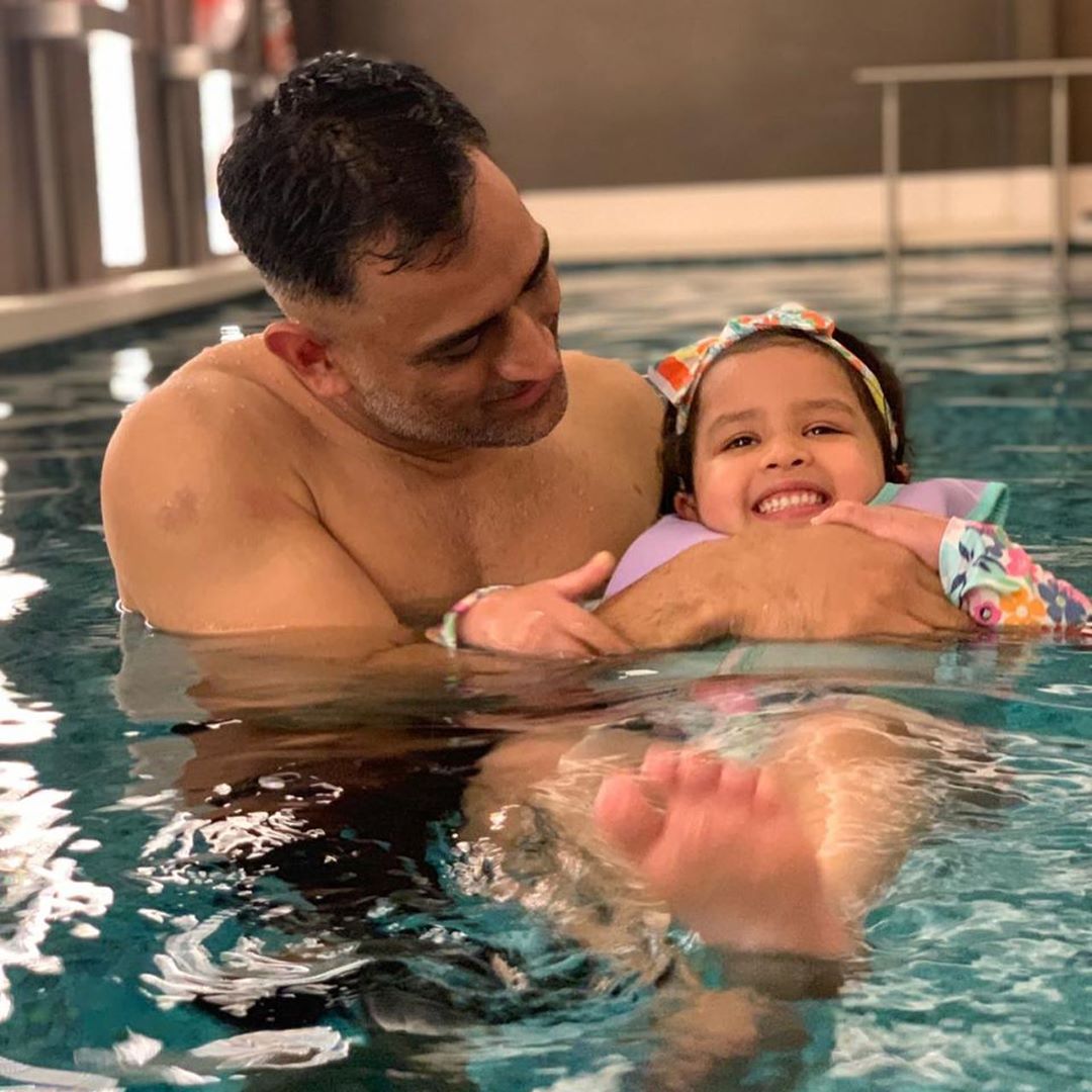 या फोटोला 'बेबी शार्क' असं कॅप्शन दिलं असून धोनी आपल्या बेबी शार्कसोबत स्विमिंगचा आनंद घेताना दिसत आहे. या फोटोला 'बेबी शार्क' असं कॅप्शन दिलं असून धोनी आपल्या बेबी शार्कसोबत स्विमिंगचा आनंद घेताना दिसत आहे.