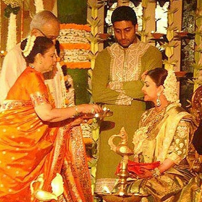 यावेळी अभिषेक आणि ऐश्वर्यानं मेहंदी ग्रीन कलरचे आउटफिट्स घातले होते. ऐश्वर्या साडीमध्ये खूपच सुदर दिसत होती. 