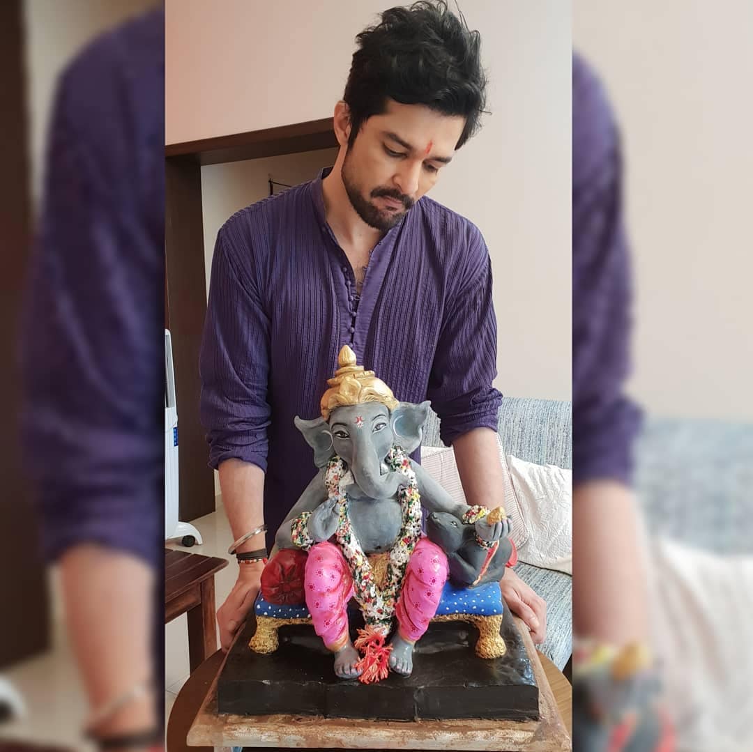 अभिनेता राकेश बापटचा गणपती बाप्पा. या बाप्पाचं विशेष असं की, राकेश बापट दरवर्षी स्वतः बाप्पाची मूर्ती घरीच तयार करतो. अभिनेता राकेश बापटचा गणपती बाप्पा. या बाप्पाचं विशेष असं की, राकेश बापट दरवर्षी स्वतः बाप्पाची मूर्ती घरीच तयार करतो.