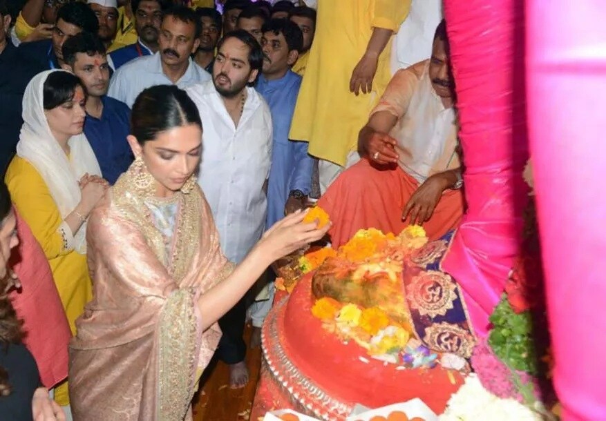 नेहमीच ट्रेडिशनल लुकसाठी लोकप्रिय असलेली दीपिका यावेळी पिंक कलरच्या सिल्क साडीमध्ये दिसली. या साडीत ती खूपच सुंदर दिसत होती. नेहमीच ट्रेडिशनल लुकसाठी लोकप्रिय असलेली दीपिका यावेळी पिंक कलरच्या सिल्क साडीमध्ये दिसली. या साडीत ती खूपच सुंदर दिसत होती.