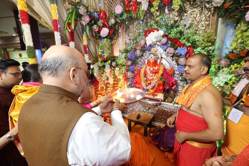 गृहमंत्री अमित शाह आज मुंबईमध्ये आहेत. अमित शहा मुंबईत दाखल झाल्यावर त्यांनी सर्वप्रथम सिद्धिविनायकाचं दर्शन घेतलं आहे. यानंतर ते दुपारी लालबागच्या राजाचं दर्शन घेणार आहेत. सगळ्यांची विघ्न विघ्नहर्ता दूर करो असं मागणं त्यांनी बाप्पा चरणी केलं आहे. गृहमंत्री अमित शाह आज मुंबईमध्ये आहेत. अमित शहा मुंबईत दाखल झाल्यावर त्यांनी सर्वप्रथम सिद्धिविनायकाचं दर्शन घेतलं आहे. यानंतर ते दुपारी लालबागच्या राजाचं दर्शन घेणार आहेत. सगळ्यांची विघ्न विघ्नहर्ता दूर करो असं मागणं त्यांनी बाप्पा चरणी केलं आहे.