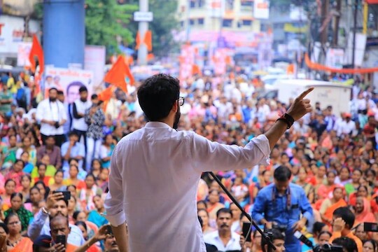 मुंबईत मॉल आणि रेस्टॉरन्ट रात्रभर चालवायला परवानगी द्यावी असं निवेदन आदित्य ठाकरे यांनीच केलं होतं.