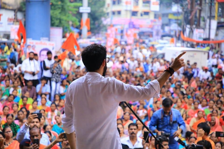 मुंबईत मॉल आणि रेस्टॉरन्ट रात्रभर चालवायला परवानगी द्यावी असं निवेदन आदित्य ठाकरे यांनीच केलं होतं.