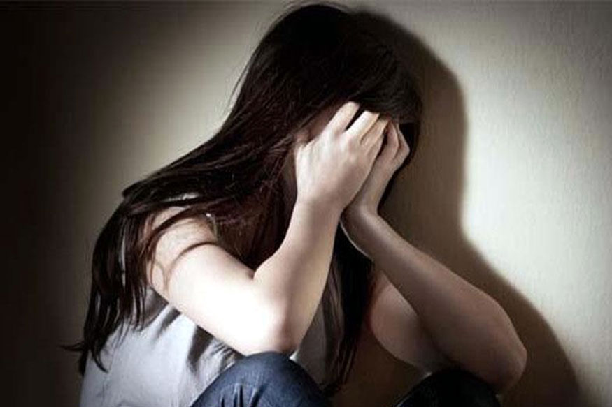 दहावीच्या विद्यार्थिनीला पळवून नेऊन नराधमाने चार मित्रांच्या मदतीने केले दुष्कृत्य