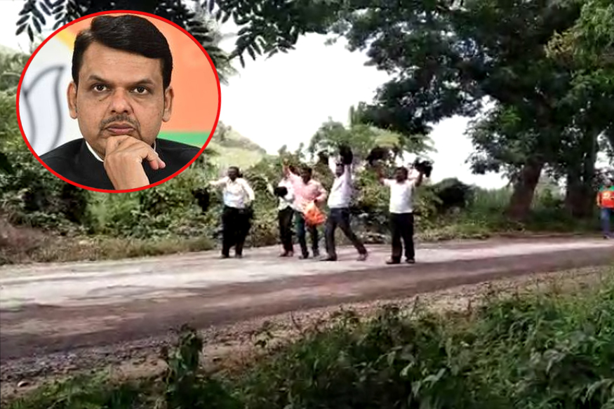 राजू शेट्टींचा गनिमी कावा.. मुख्यमंत्र्यांच्या ताफ्यासमोर फेकल्या कडकनाथ कोंबड्या