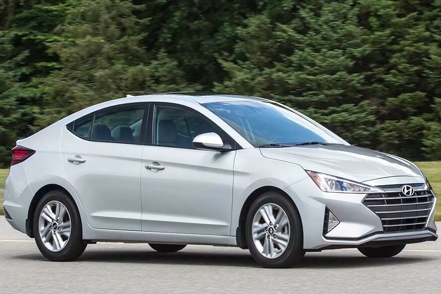 याशिवाय Elantra सुद्धा ऑफरमध्ये मिळत असून या कारच्या खरेदीवर 2 लाख रुपयांची सूट आहे. 13.82 लाख रुपये किंमतीची पेट्रोल आणि डीझेल कार या ऑफरमध्ये खरेदी करता येईल. याशिवाय Elantra सुद्धा ऑफरमध्ये मिळत असून या कारच्या खरेदीवर 2 लाख रुपयांची सूट आहे. 13.82 लाख रुपये किंमतीची पेट्रोल आणि डीझेल कार या ऑफरमध्ये खरेदी करता येईल.
