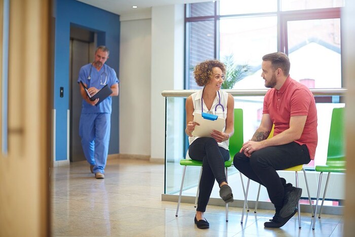 स्वयंपाक करणं हे फक्त पत्नीचंच काम आहे असा कोणताही नियम नाही. तुम्हाला संपूर्ण स्वयंपाक करणं येत नसलं तरी किचनमध्ये तिला थोडीफार मदत करा. कधी पत्नीच्या आवडीची डिश तयार करा आणि त्यांना सरप्राइज करा. हे त्यांच्यासाठी कोणत्याही मौल्यवान भेटवस्तूपेक्षा कमी नसेल.