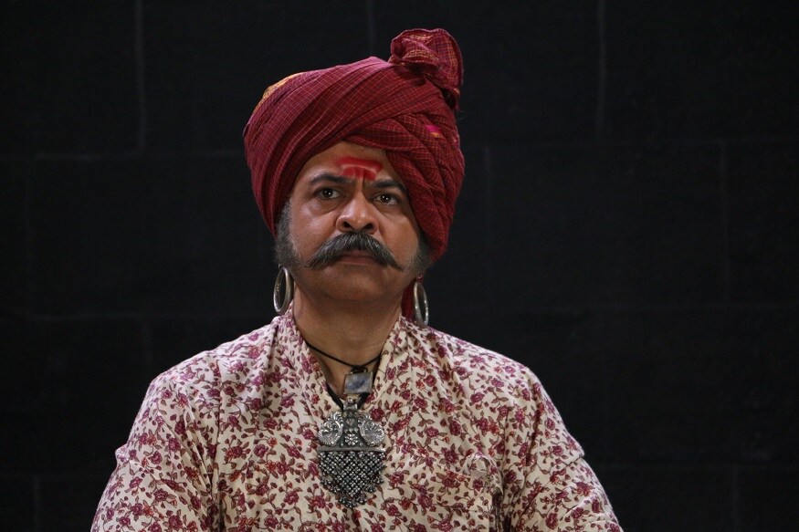 स्वराज्यरक्षक संभाजी मालिकेत बऱ्याच घडामोडी घडतायत. शंभुराजेंची जंजिरा मोहीम आणि कोंडाजी-सिद्धीचा संघर्ष यामुळे ही मालिका याही वेळी तिसऱ्या नंबरवर आहे. स्वराज्यरक्षक संभाजी मालिकेत बऱ्याच घडामोडी घडतायत. शंभुराजेंची जंजिरा मोहीम आणि कोंडाजी-सिद्धीचा संघर्ष यामुळे ही मालिका याही वेळी तिसऱ्या नंबरवर आहे.