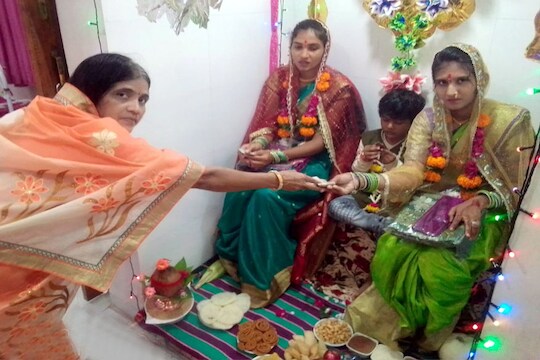 महालक्ष्मीचे रुप समजून सासूबाईंनी केली आपल्या दोन्ही सुनांची पूजा...