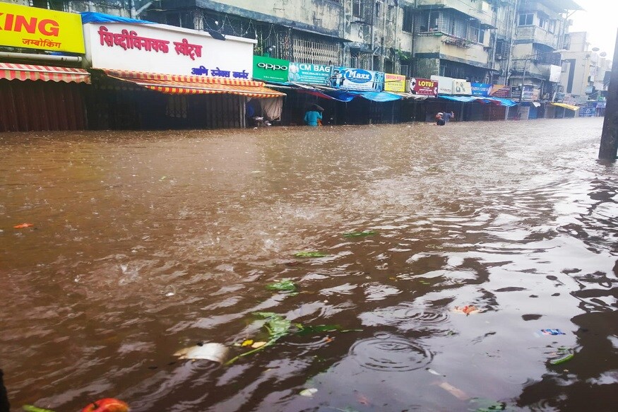 मुंबई आणि उपनगराला बुधवारी सकाळपासून पावसानं झोडपून काढलं आहे. येत्या 24 तासांत राज्याच्या 5 जिल्ह्यात अतिमुसळधार पाऊस कोसळण्याचा अंदाज हवामान विभागाने नोंदवला आहे. मुंबई आणि उपनगराला बुधवारी सकाळपासून पावसानं झोडपून काढलं आहे. येत्या 24 तासांत राज्याच्या 5 जिल्ह्यात अतिमुसळधार पाऊस कोसळण्याचा अंदाज हवामान विभागाने नोंदवला आहे.