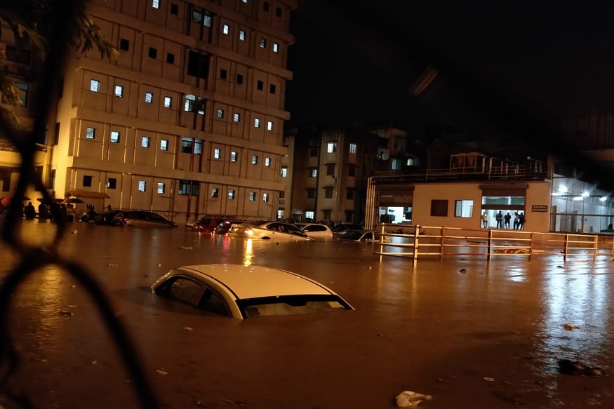 पुणे शहराला रात्रीपासून मुसळधार पावसाने झोडपून काढलं आहे. आंबील ओढा ओव्हरफ्लो झाला आहे. त्यामुळे लोकांच्या घरात पाणीच पाणी शिरलं आहे. पुणे शहराला रात्रीपासून मुसळधार पावसाने झोडपून काढलं आहे. आंबील ओढा ओव्हरफ्लो झाला आहे. त्यामुळे लोकांच्या घरात पाणीच पाणी शिरलं आहे.