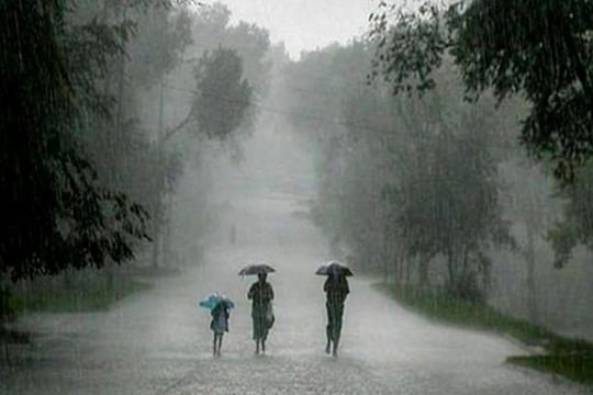 तो पुन्हा आला! महाराष्ट्राच्या या जिल्ह्यांमध्ये विजांच्या कडकडाटासह पावसाला सुरुवात