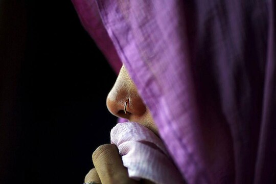 लेकीसमान सुनेवर सासऱ्याकडून बलात्कार, घटना समजताच सासूने कापली हाताची नस!