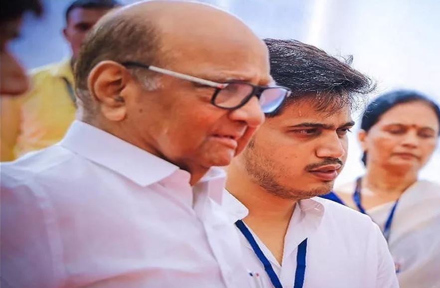 रोहित पवार - राज्यभरात राष्ट्रवादीची मोठ्या प्रमाणात पडझड सुरू आहे. मात्र राष्ट्रवादीचे युवा नेते रोहित पवार मोठ्या हिरिरीने विधानसभेच्या मैदानात उतरले आहेत. रोहित पवार हे भाजपचा बालेकिल्ला असणाऱ्या कर्जत जामखेडमध्ये नगरचे पालकमंत्री असलेल्या राम शिंदे यांना आव्हान देणार आहेत. कर्जत जामखेड मतदारसंघात ते राष्ट्रवादीचे उमेदवार असतील. त्यामुळे यंदाच्या निवडणुकीत भाजपचा बालेकिल्ला उद्धवस्त करण्यासोबतच राज्यभरातील राष्ट्रवादीच्या तरूण कार्यकर्त्यांना विश्वास देण्यात ते यशस्वी ठरतात का, हे पाहावं लागेल. रोहित पवार - राज्यभरात राष्ट्रवादीची मोठ्या प्रमाणात पडझड सुरू आहे. मात्र राष्ट्रवादीचे युवा नेते रोहित पवार मोठ्या हिरिरीने विधानसभेच्या मैदानात उतरले आहेत. रोहित पवार हे भाजपचा बालेकिल्ला असणाऱ्या कर्जत जामखेडमध्ये नगरचे पालकमंत्री असलेल्या राम शिंदे यांना आव्हान देणार आहेत. कर्जत जामखेड मतदारसंघात ते राष्ट्रवादीचे उमेदवार असतील. त्यामुळे यंदाच्या निवडणुकीत भाजपचा बालेकिल्ला उद्धवस्त करण्यासोबतच राज्यभरातील राष्ट्रवादीच्या तरूण कार्यकर्त्यांना विश्वास देण्यात ते यशस्वी ठरतात का, हे पाहावं लागेल.