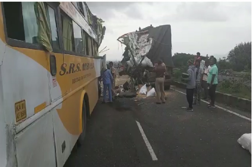 साताऱ्यात भीषण दुर्घटना, ट्रक-ट्रॅव्हल्सच्या अपघातात 6 जणांचा मृत्यू