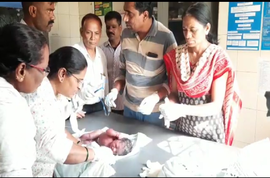 उलट्या काळजाची आई, 9 तासांआधी जन्मलेल्या बाळाला फेकलं काटेरी झुडप्यात!