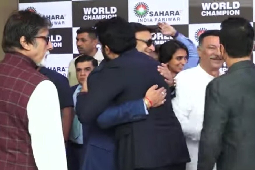 काही महिन्यांपूर्वी विवेकने ट्विटरवरून ऐश्वर्या रायच्या फोटोचं एक मीम शेअर केलं होतं. त्यानंतर विवेकला ट्रोलही करण्यात आलं. शेवटी त्यानं माफी मागत पोस्ट डिलीट केली होती. काही महिन्यांपूर्वी विवेकने ट्विटरवरून ऐश्वर्या रायच्या फोटोचं एक मीम शेअर केलं होतं. त्यानंतर विवेकला ट्रोलही करण्यात आलं. शेवटी त्यानं माफी मागत पोस्ट डिलीट केली होती.