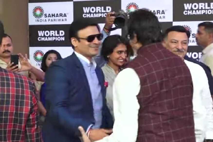कार्यक्रमात विवेक ओबेरॉय आणि अभिषेक बच्चन दोघेही समोरासमोर आले. दोघांनीही हसत एकमेकांशी बोलले आणि गळाभेट घेतली. याशिवाय एका व्हिडिओत अमिताभ बच्चन विवेकच्या वडिलांनासुद्धा भेटल्याचं दिसत आहे. कार्यक्रमात विवेक ओबेरॉय आणि अभिषेक बच्चन दोघेही समोरासमोर आले. दोघांनीही हसत एकमेकांशी बोलले आणि गळाभेट घेतली. याशिवाय एका व्हिडिओत अमिताभ बच्चन विवेकच्या वडिलांनासुद्धा भेटल्याचं दिसत आहे.