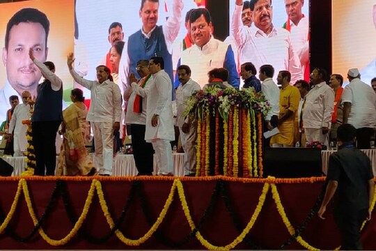 नवी मुंबईच्या 'राष्ट्रवादी'च्या गडावर भाजपचा झेंडा, गणेश नाईकांच्या हातात 'कमळ'