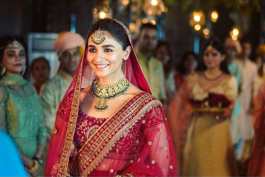 बॉलिवूड अभिनेत्री आलिया भट्ट फिटनेससोबतच तिच्या स्टाइलसाठीही अनेकदा लक्ष वेधून घेते. आपल्या लुकने समोरच्याला कसं घायाळ करायचं हे आलियाला उत्तमरित्या कळलं आहे. बॉलिवूड अभिनेत्री आलिया भट्ट फिटनेससोबतच तिच्या स्टाइलसाठीही अनेकदा लक्ष वेधून घेते. आपल्या लुकने समोरच्याला कसं घायाळ करायचं हे आलियाला उत्तमरित्या कळलं आहे.