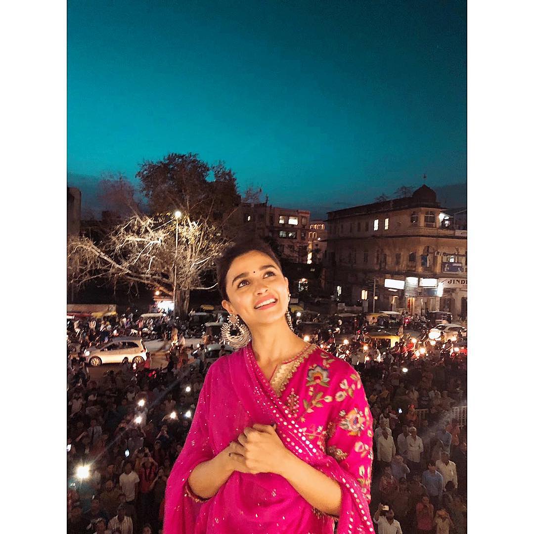 आलियाच्या सिनेमांबद्दल बोलायचे झाले तर लवकरच ती रणबीर कपूर आणि अमिताभ बच्चन यांच्यासोबत 'ब्रह्मास्त्र' सिनेमातून प्रेक्षकांच्या भेटीला येईल. अयान मुखर्जी या सिनेमाचं दिग्दर्शक करत आहे. आलियाच्या सिनेमांबद्दल बोलायचे झाले तर लवकरच ती रणबीर कपूर आणि अमिताभ बच्चन यांच्यासोबत 'ब्रह्मास्त्र' सिनेमातून प्रेक्षकांच्या भेटीला येईल. अयान मुखर्जी या सिनेमाचं दिग्दर्शक करत आहे.