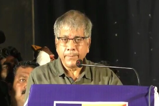 केंद्रातलं सरकार हे 'दारुड्यां'चं, प्रकाश आंबेडकरांची बोचरी टीका
