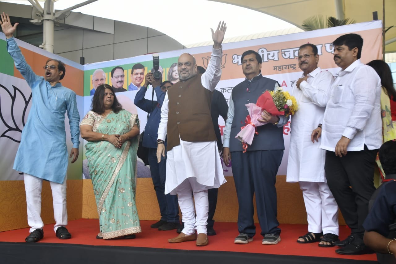 अमित शाहांनी त्यांच्या भाषणात याला दुजोराही दिला आहे. यावेळी त्यांनी मुख्यमंत्र्यांच्या कामाचं कौतुक केलं. तर 'भाजपने आतापर्यंत केलेल्या कामाचा लेखाजोखा सांगण्यासाठी भाजपने ही महाजनादेश यात्रा काढली आहे. अमित शाहांनी त्यांच्या भाषणात याला दुजोराही दिला आहे. यावेळी त्यांनी मुख्यमंत्र्यांच्या कामाचं कौतुक केलं. तर 'भाजपने आतापर्यंत केलेल्या कामाचा लेखाजोखा सांगण्यासाठी भाजपने ही महाजनादेश यात्रा काढली आहे.