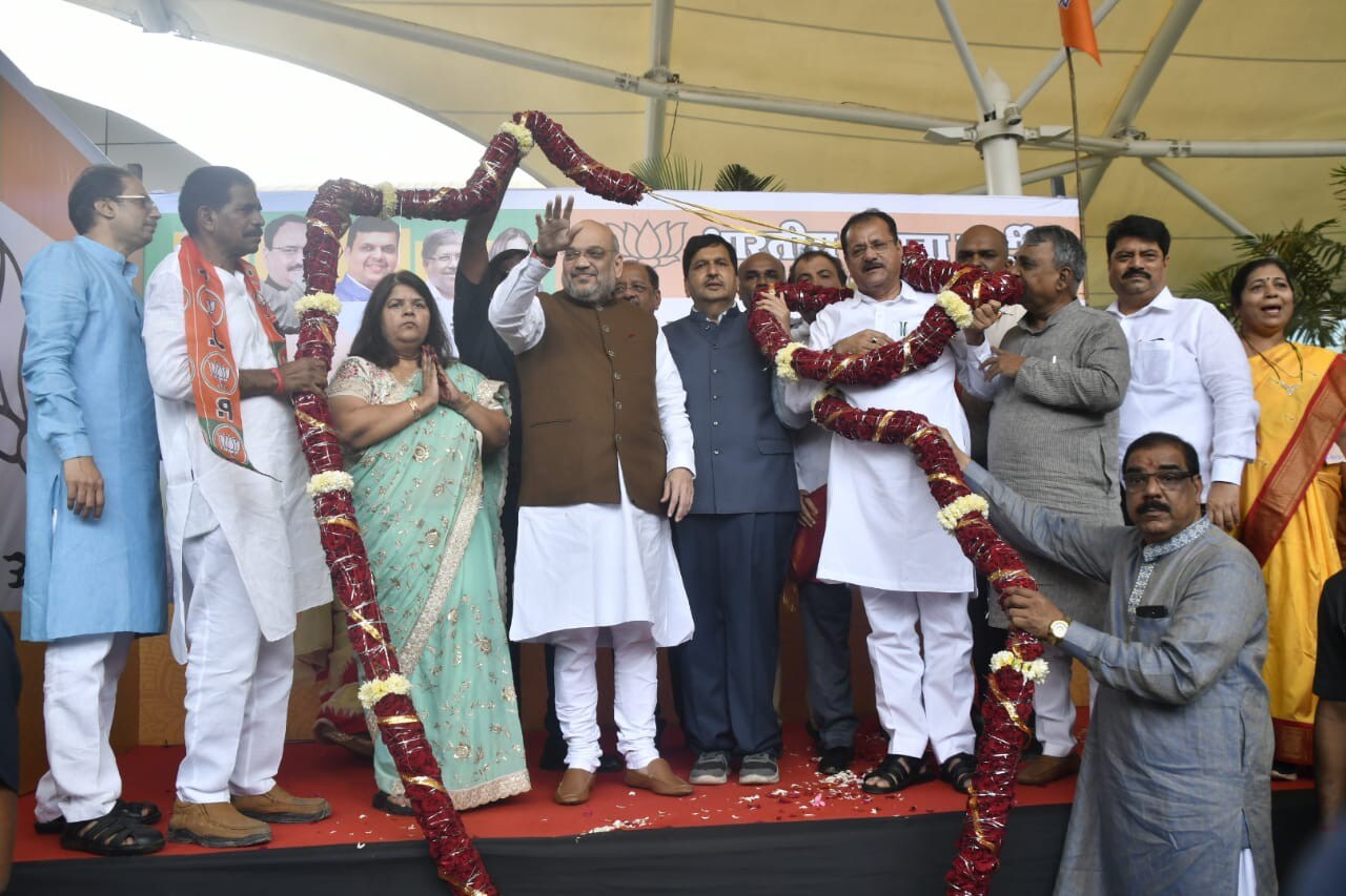 'मी पुन्हा येणार आहे, महाराष्ट्रात भाजपचीच सत्ता येणार आहे', असा पुनरुच्चार यावेळी मुख्यमंत्री देवेंद्र फडणवीस यांनी केला. विशेष म्हणजे अमित शाह उपस्थित असताना त्यांनी हे वक्तव्य केलं. 'मी पुन्हा येणार आहे, महाराष्ट्रात भाजपचीच सत्ता येणार आहे', असा पुनरुच्चार यावेळी मुख्यमंत्री देवेंद्र फडणवीस यांनी केला. विशेष म्हणजे अमित शाह उपस्थित असताना त्यांनी हे वक्तव्य केलं.