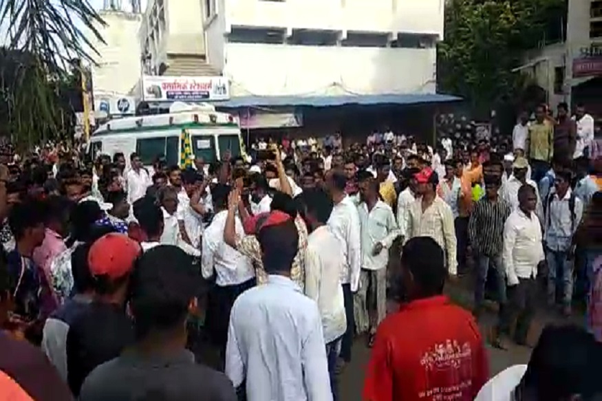 VIDEO: बारामतीत राडा, मुख्यमंत्र्यांचं भाषण पवारांच्या कार्यकर्त्यांनी थांबवलं