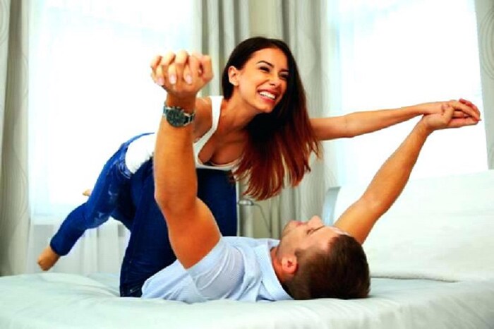 एकत्र फिरायला जायला कधीही विसरू नका. यावेळी एकत्र घालवलेले क्षण तुम्ही संपूर्ण आयुष्यात कधीही विसरू शकणार नाहीत. यामुळे तुम्ही माणूस म्हणून प्रगल्भ तर होतातच शिवाय एकमेकांना समजून घ्यायला अधिक मदत होते.