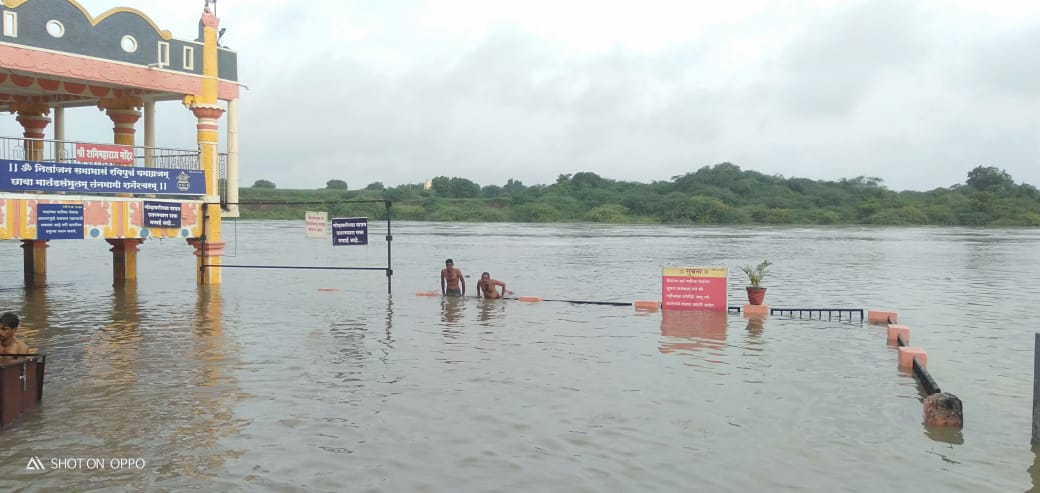 मुसळधार पावसामुळे बारामती तालुक्यातील कऱ्हा नदीच्या पाणी पातळीतही वाढ झाली आहे. त्यामुळे नदीतून 90 हजार क्युसेकनं पाण्याचा विसर्ग सुरू केला आहे. त्यामुळे नदीकाठच्या गावांना सतर्कतेचा इशारा देण्यात आला आहे. मुसळधार पावसामुळे बारामती तालुक्यातील कऱ्हा नदीच्या पाणी पातळीतही वाढ झाली आहे. त्यामुळे नदीतून 90 हजार क्युसेकनं पाण्याचा विसर्ग सुरू केला आहे. त्यामुळे नदीकाठच्या गावांना सतर्कतेचा इशारा देण्यात आला आहे.