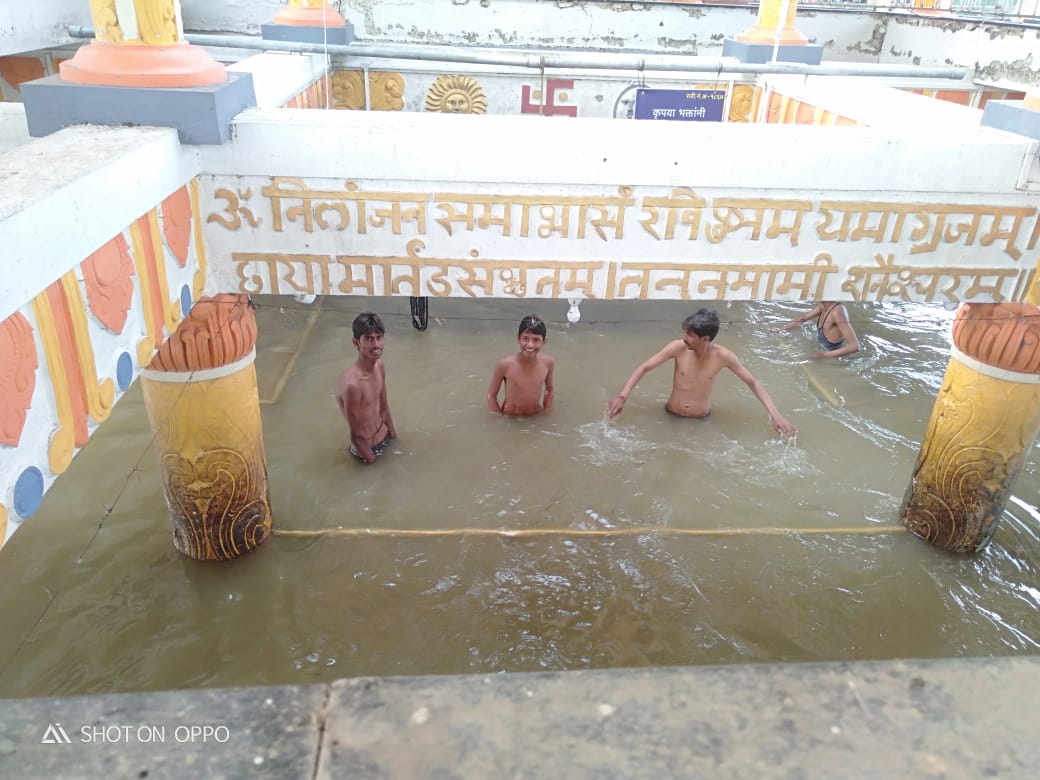 वणी सप्तश्रृंगी गडावरही पुन्हा पावसाचा जोर वाढला आहे. गडाच्या घाटात पाणीच पाणी झालं आहे. गणेश घाटात धबधबा प्रवाहीत झाला आहे. घाटातील रस्ते जलमय झालेत. वणी सप्तश्रृंगी गडावरही पुन्हा पावसाचा जोर वाढला आहे. गडाच्या घाटात पाणीच पाणी झालं आहे. गणेश घाटात धबधबा प्रवाहीत झाला आहे. घाटातील रस्ते जलमय झालेत.