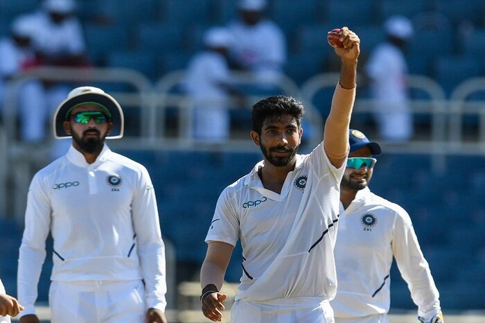 भारत आणि विंडीज यांच्यातील दुसऱ्या कसोटी सामन्यात जसप्रीत बुमराहनं जबरदस्त मारा करत विंडीजच्या फलंदाजांची झोप उडवली. त्यानं हॅटट्रिकसह 6 गडी बाद केले. बुमराहनं त्याच्या कसोटी कारकिर्दीतील हॅटट्रिक नोंदवली. अशी कामगिरी करणारा बुमराह भारताचा तिसराच गोलंदाज आहे.