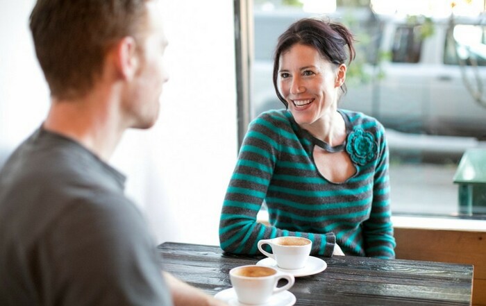 तुमची पत्नी हाउस वाइफ असो किंवा वर्किंग वुमन तिच्याशी दिवसातला काही वेळ तरी बोलाल याकडे लक्ष द्या. जेवताना किंवा झोपताना तुम्ही काही वेळ एकत्र काढाल असा प्रयत्न करा. पत्नीला तिचा पूर्ण दिवस कसा गेला याबद्दल विचारा आणि त्यानंतर स्वतःच्या दिवसाबद्दल सांगा. यामुळे एक घट्ट नातं तयार होतं. 