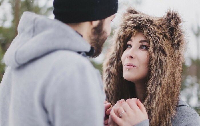 तुम्ही ऑफिसच्या कामात कितीही व्यग्र असला तरी हे विसरू नका की जेवढं तुमचं काम महत्त्वाचं आहे तेवढंच तुमचं नातंही महत्त्वाचं आहे. त्यामुळे पत्नीला वेळ देणंही गरजेचं आहे. तिला हा विश्वास दाखवा की तुम्ही त्यांच्यासोबत आहात.