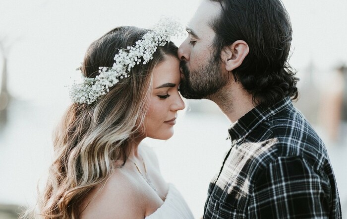 तुमच्या बेडरूममध्ये तुम्ही गुलाबी रंगाचा वापर करू शकता. हा रंग घरात सकारात्कमता आणतो. रोज आणि कोरलसारखे शेड्स तुमच्या पार्टनरला आकर्षित करू शकतात. याशिवाय भिंत आणि बेडच्यामध्ये एवढी जागा ठेवा, जेणेकरून कोणाही सहज येऊ- जाऊ शकतो.