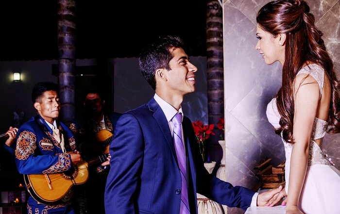 अनेकदा असं होतं की, अनेक प्रयत्न करूनही मनासारखा लाइफ पार्टनर मिळत नाही. अशावेळी नक्की काय करावं हेच आपल्याला कळत नाही. अशा स्थितीसाठी वास्तुशास्त्राच्या काही टिप्स देणार आहेत, ज्याच्या वापराने तुमच्या आयुष्यात हरवलेलं प्रेम परत मिळेल.