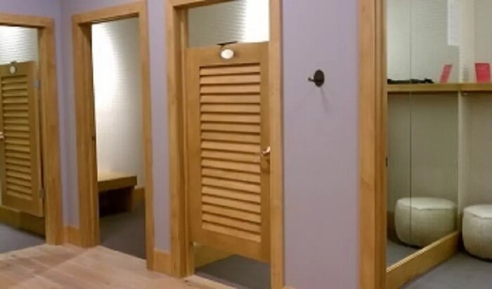 ट्रायल रूममध्ये गेल्यावर कपडे बदलण्यापूर्वी लाइट बंद करा आणि मोबाइलचा टॉर्च सुरू करून तो आरशावर पाडा. लाइट दुसऱ्या बाजूला जात असेल तर समजून जा काहीतरी गडबड आहे. लाइट आरपार गेला नाही तर समजून जा ट्रायल रूम सेफ आहे.