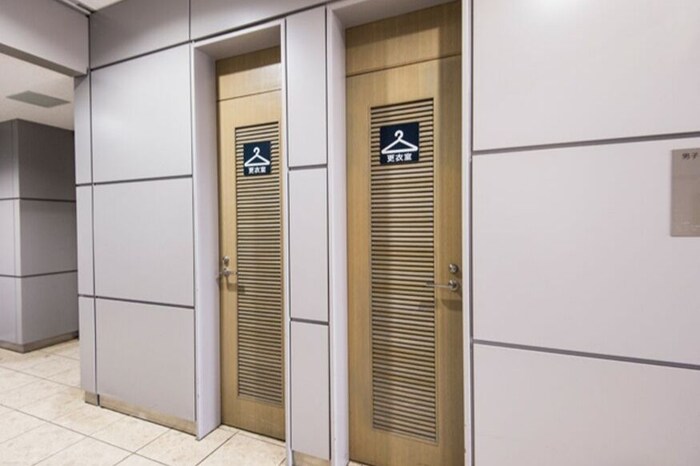 साधा उपाय करायचा असल्यास आरशावर बोट ठेवा. काही गडबड नसेल तर तुमच्या बोटात आणि आरशात एक गॅप दिसून येईल. पण जर दोन्हीमध्ये गॅप नसेल तर त्या आरशात गडबड आहे हे समजून घ्यावं.