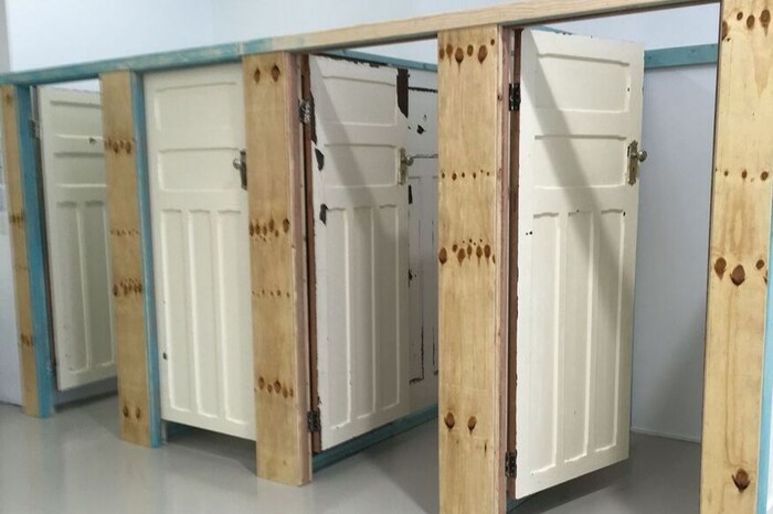 हॉटेल रूम, चेंजिंग रूममध्ये कॅमेरे लपवल्याची अनेक प्रकरणं तुम्ही आतापर्यंत ऐकली असतील. मॉल, कपड्यांच्या दुकानात तर हमखास अशा घटना घडत असतात.